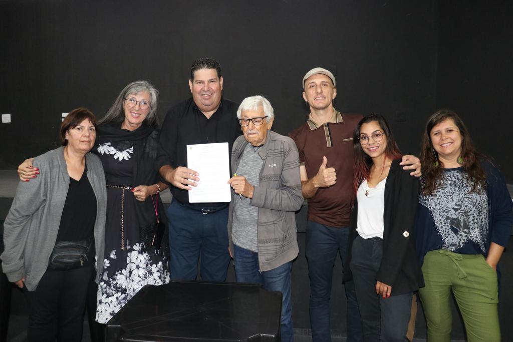 Fazedores de cultura do município consolidam com assinatura, benefício da Lei Paulo Gustavo em Monte Mor.