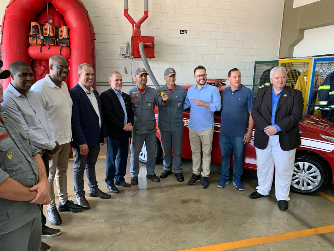 Prefeito Leitinho participa de entrega de veículo e equipamentos para a Base dos Bombeiros de Nova Odessa