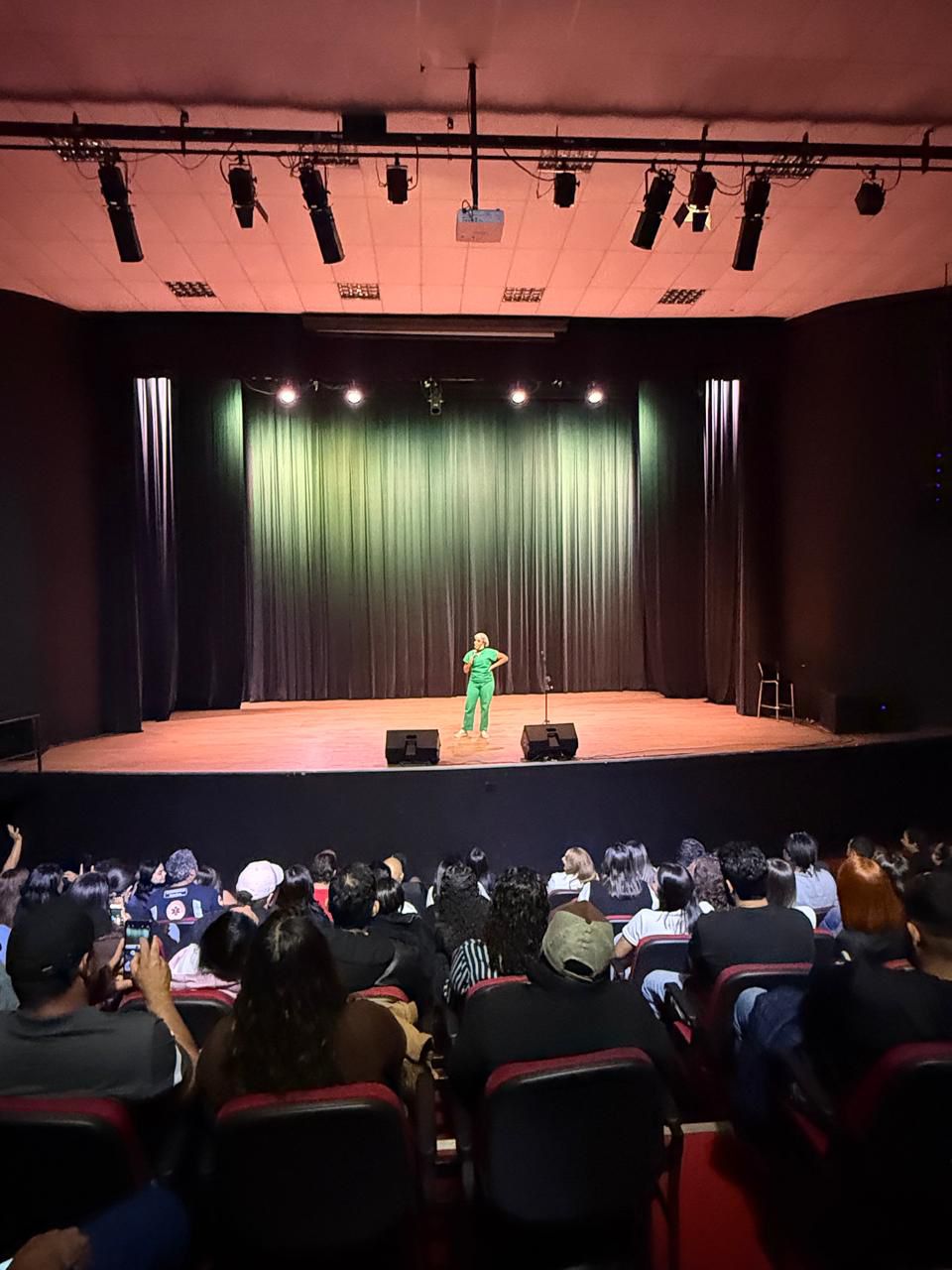 Humorista Camila Cardoso se apresenta na Semana da Enfermagem de Hortolândia